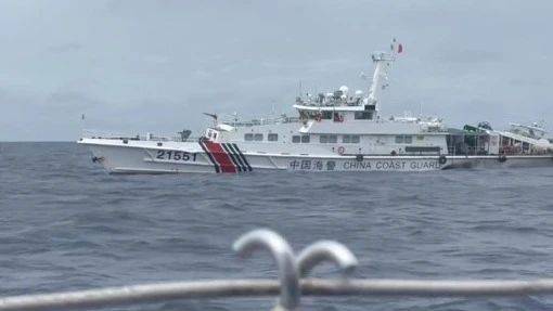 中方回应菲海警船非法滞留仙宾礁潟湖，维护主权，呼吁和平共处