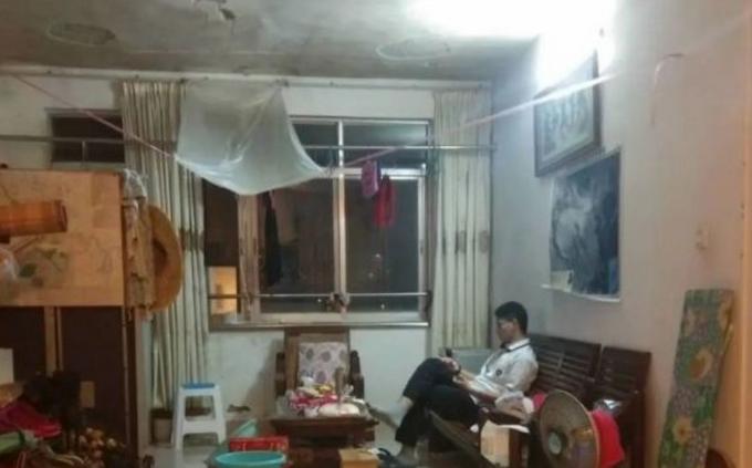 男生上网时天花板突然流下一股水柱,一场意外的水帘洞体验 男生上网时天花板突然流下一股水柱,一场意外的水帘洞体验