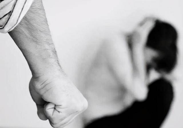 男子怀疑小16岁妻子出轨将其打残，家庭暴力的阴影